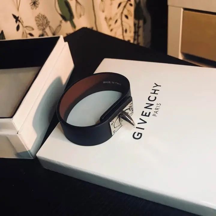 Givenchy 手環 手鍊 mercari 日本直送 二手