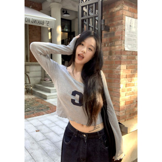 【Uni】美式~INS甜辣慵懶C字母木耳邊長袖T 早秋小眾緊身設計短版上衣 女生打底外穿T恤