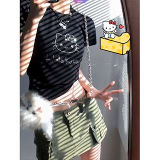 夏季三麗鷗 HelloKitty 印花正肩黑色短袖 T 恤女士 Ins 設計小眾獨特別緻辣妹短上衣 [RAIN]