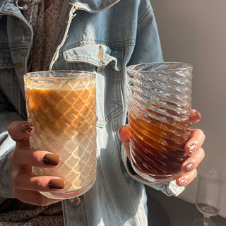 【現貨】ins風浮雕螺紋玻璃杯子 美式咖啡杯蘇打氣泡水飲料果汁牛奶早餐杯
