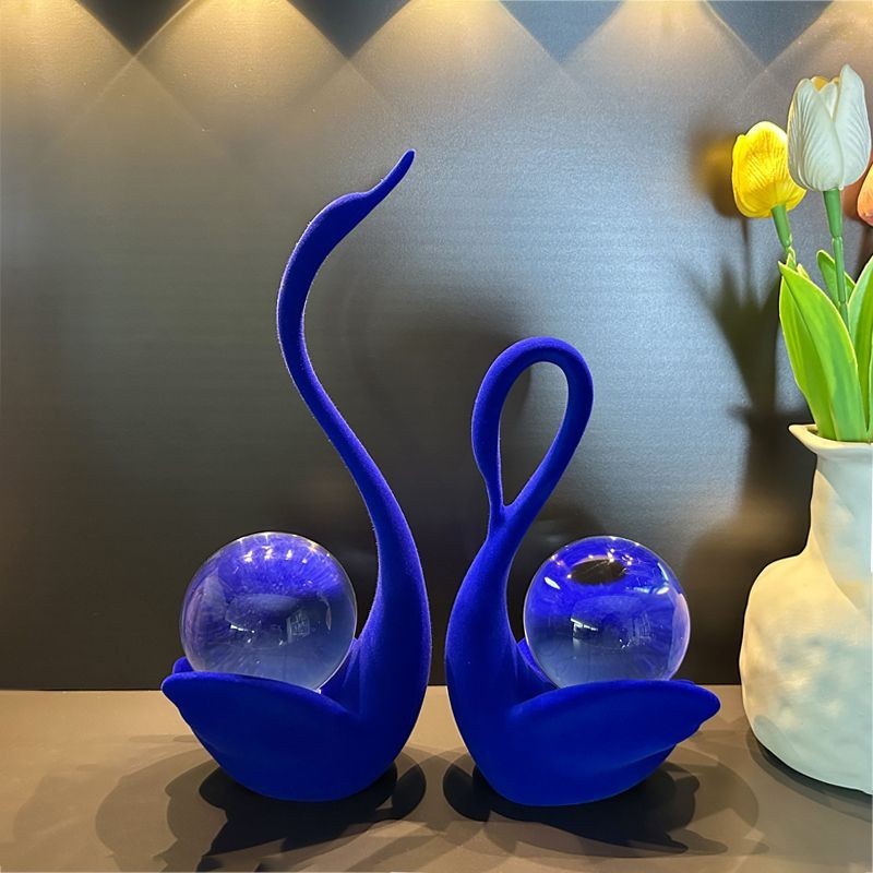 【辦公室擺件】水晶球情侶天鵝擺件現代輕奢家居客廳電視櫃酒櫃克萊因藍植絨飾品
