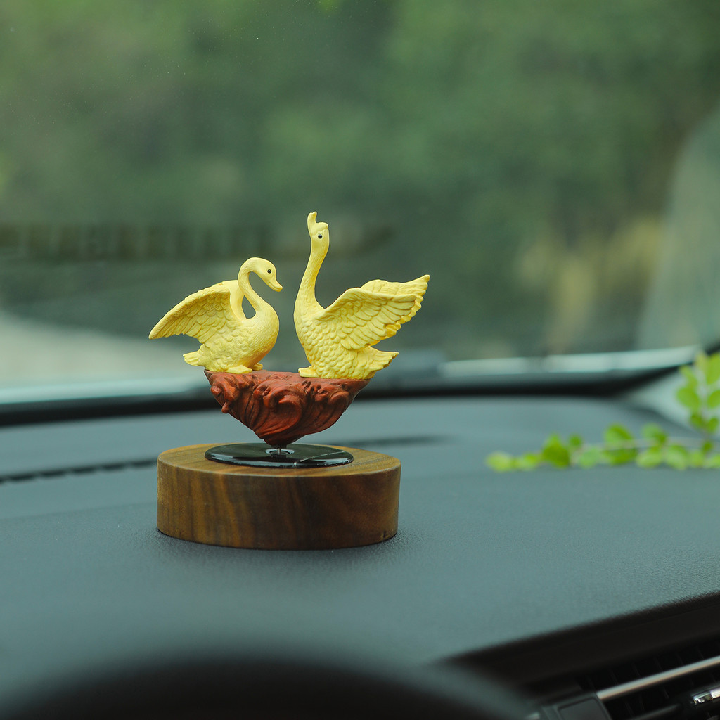 太陽能自動旋轉車用黃楊木小天鵝精雕擺件家居裝飾品高級工藝品創意送禮