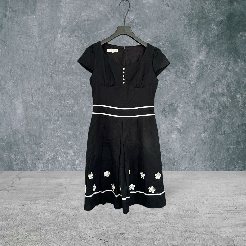 二手 IRIS 黑色 棉質寬領小包袖拼布花朵壓褶裙襬珍珠縫繡 短袖 洋裝 VA430 ﹝凡賽蘇﹞