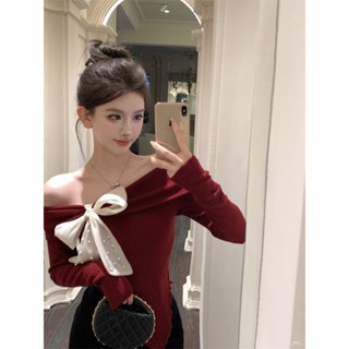 【HOT 本舖】 一字肩蝴蝶結針織打底衫女冬季聖誕紅色長袖毛衣內搭上衣