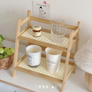 奶油色藤編雙層置物架☕️ 雙層置物架 梯形置物架 小置物架 收納架 桌上置物架 藤編置物架 置物架 雙層置物架 置物櫃