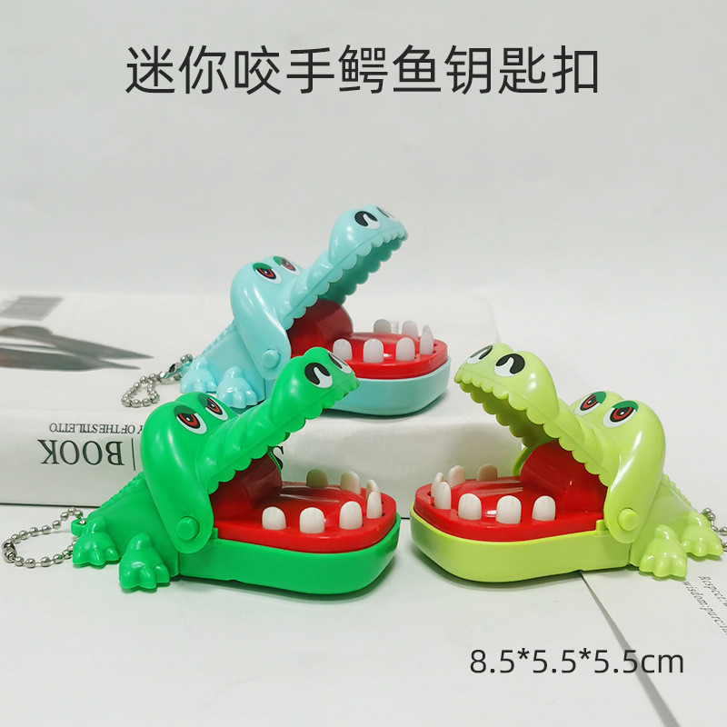 咬手鱷魚 迷你咬手鱷魚帶鑰匙扣 小禮品咬手小鱷魚玩具整蠱鱷魚