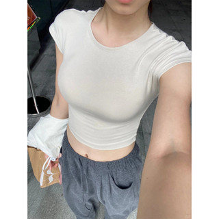 【HOT 本舖】 2025夏季新款辣妹短款上衣ins修身顯瘦短袖圓領t恤女純欲甜辣正肩