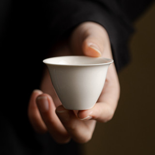 貝貝⭐杏白釉素色簡約陶瓷品茗杯 30ml悅心杯白瓷小茶杯德化薄胎防燙中式茶盞主人杯客杯聞香杯 茶道功夫茶具喝茶品茶⭐優選