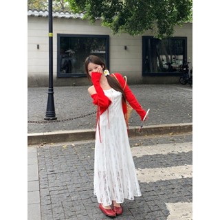 【HOT 本舖】 實拍法式純欲蕾絲吊帶連衣裙女設計感度假長袖+紅色不規則披肩