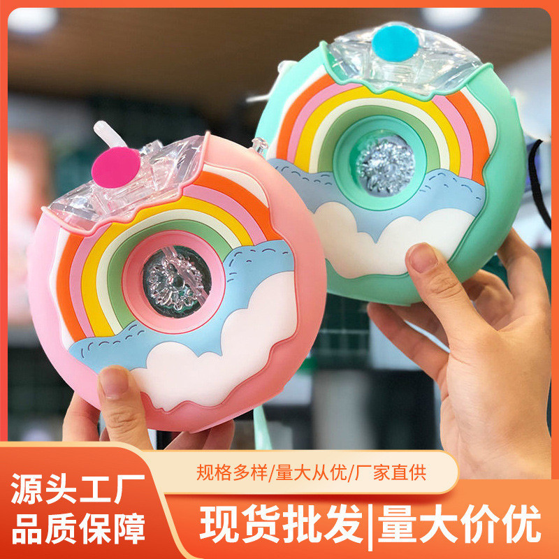 熱銷網紅甜甜圈塑膠水杯可斜跨幼兒園兒童卡通水壺矽膠套防摔批發