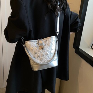 【HOT 本舖】新中式手拎包包女2025夏天新款國風刺繡水桶包洋氣百搭單肩斜挎包 時尚 百搭 斜挎包 單肩包