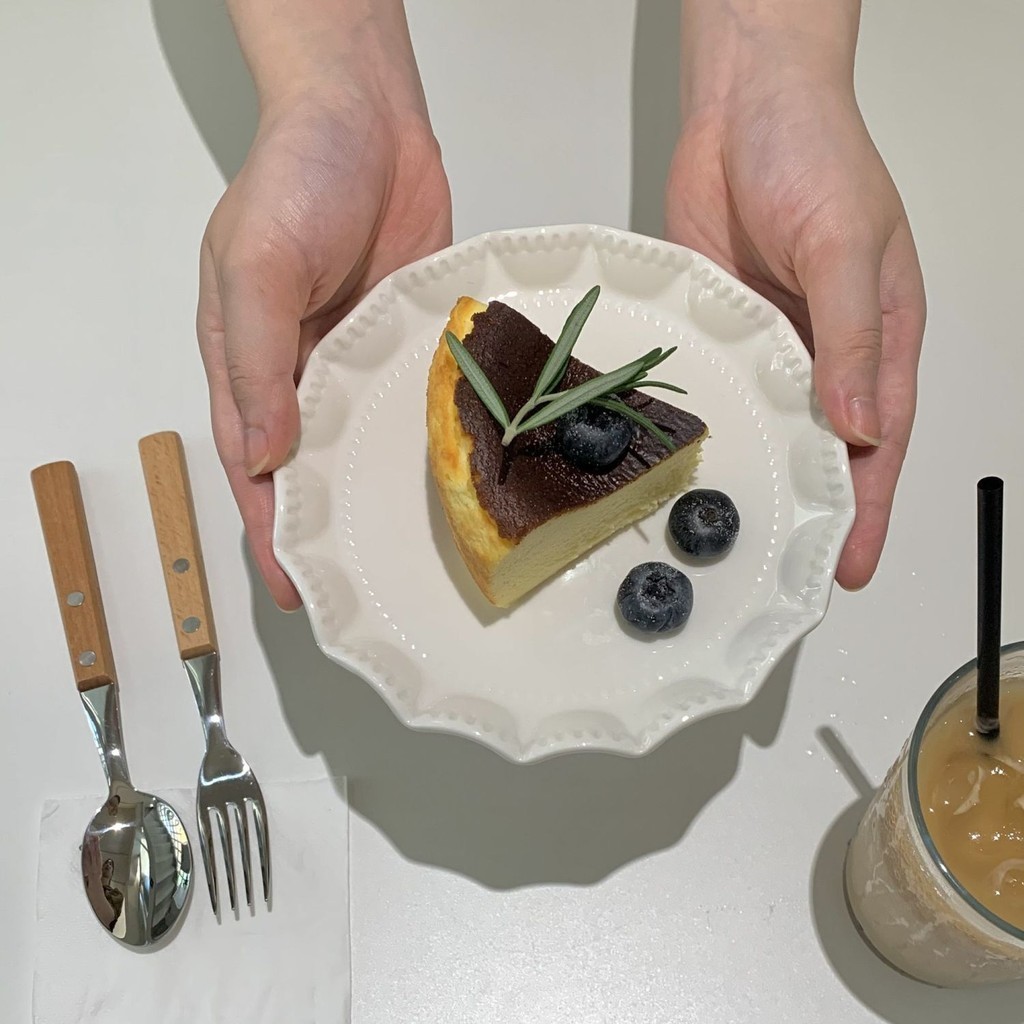 「Umail 現貨」ins法式復古韓系純白浮雕陶瓷盤子西餐盤子蛋糕盤簡約圓形甜品盤