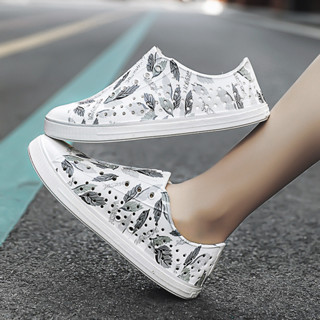 CROCS 女士休閒印花破洞鞋夏季塗鴉鱷魚鞋戶外透氣防滑涼鞋