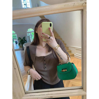 [壹柒Buy女裝]百搭氣質顯瘦設計感T恤 方領 短袖 上衣 胖MM 大碼 女裝 潮 遮肉