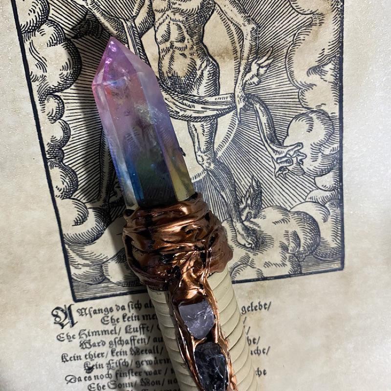 彩虹工作室🌈現貨 炫彩水晶女巫掃把北歐掃帚儀式祭祀儀式驅逐道具掃帚掃把魔法道具女巫掃帚水晶魔法棒祭壇儀式