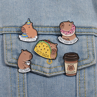 可愛的動物水豚琺瑯別針 Taco 咖啡食品胸針金屬徽章服裝配飾珠寶禮物送給朋友