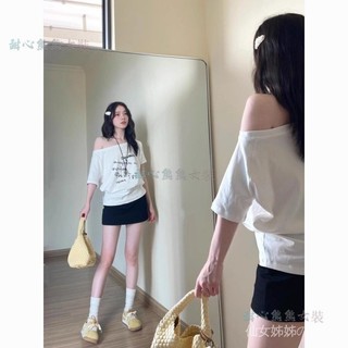 白色上衣 斜肩上衣 韓系上衣 chic字母印花短袖 t恤女2025夏季 設計感上衣 學生 潮流短袖 露肩上衣 美式上衣女