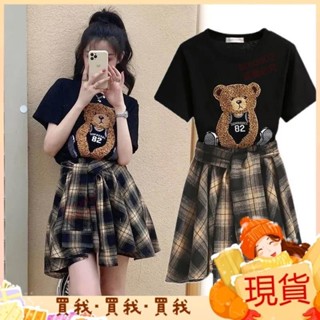 獨一無二🔺時尚套裝女2024新款韓版百搭顯瘦圓領上衣小熊+格子半身裙兩件套 PZVR