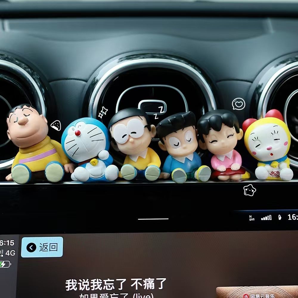 【肩靠肩叮噹貓公仔】新品🔥機器貓/胖虎/大熊/靜香公仔 中控台卡通公仔 汽車內擺飾 桌麵擺件 送男女朋友 畢業/生日禮物