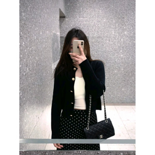 【HOT 本舖】 黑色金扣針織開衫女春秋外搭披肩高階感別致氣質長袖短款上衣外套