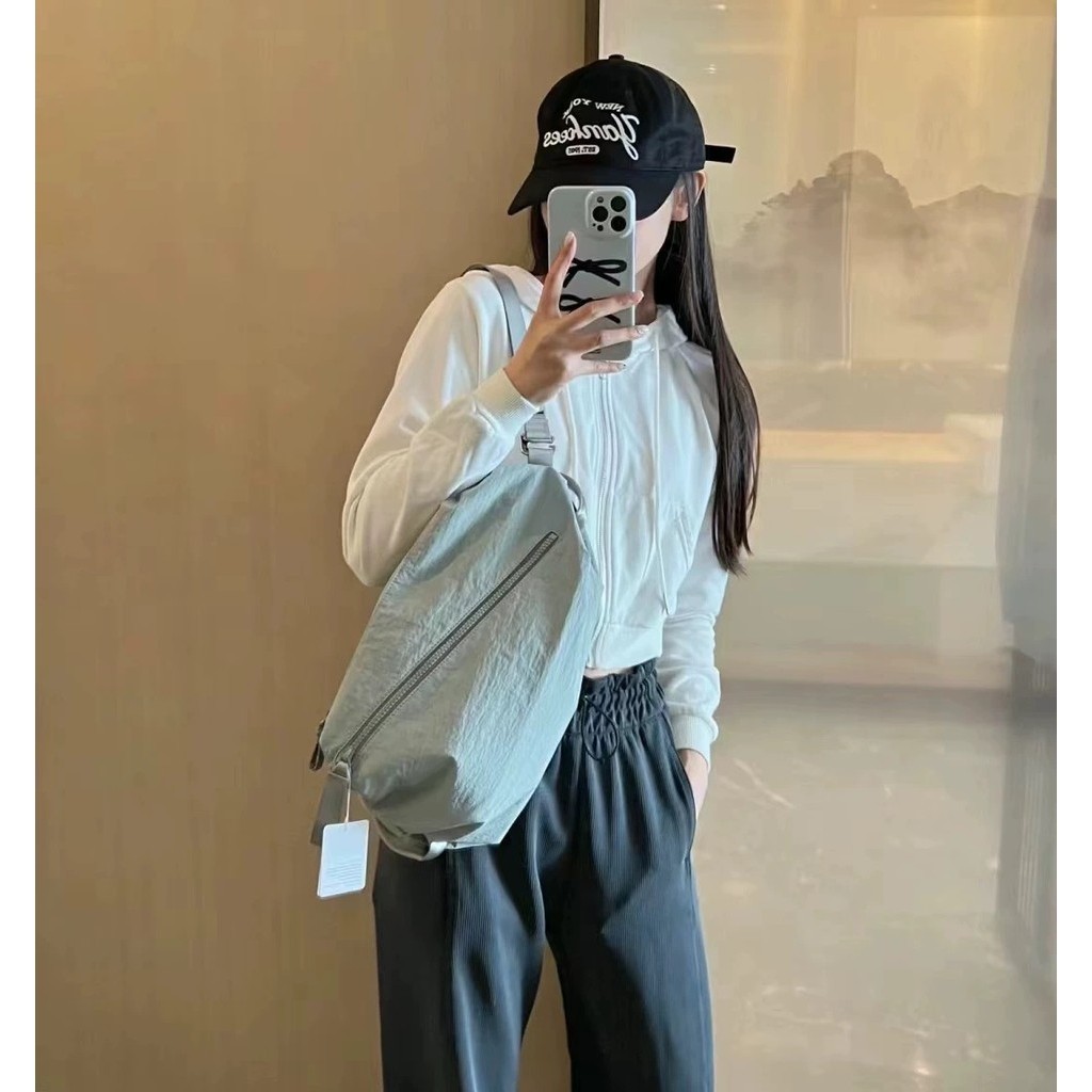 【lululemon】Fast Track瑜珈斜背包 露露雙肩包手提包腋下包水餃包單肩通勤包 百搭肩帶可調節潮流休閒包包