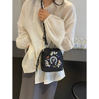 刺繡ins水桶小佈包包女2024新款簡約撞色外齣散步單肩斜挎手機包小包包 小方包 時尚包包 女士包包 外送包包 韓系包包