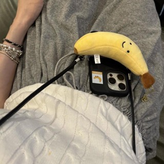 皮紋手機保護殼 適用蘋果iPhone16promax 15 14 13 12 11保護套 毛絨香蕉手機掛繩 皮紋軟殼