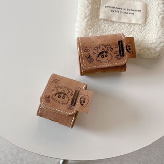 現貨☀️動漫棕色蠟筆小新 無線藍芽耳機殼 蘋果 AirPods4 保護套 1 2 3代 防摔 Pro 皮質保護殼 新三代