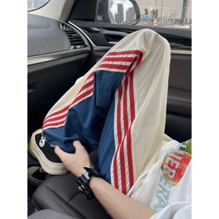 男士大碼250斤三條槓褲子男夏潮牌設計感小眾拚色條紋寬鬆休閒運動褲