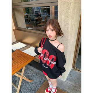 【現貨 spots】美式辣妹印花斜肩大學T甜酷秋季2024新款寬鬆慵懶設計長袖露肩上衣