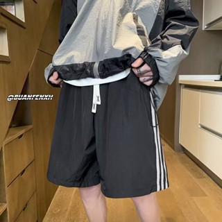 【HOT 本舖】男裝 速幹短褲男士夏季薄款美式復古大碼冰絲褲子休閒運動條紋五分中褲