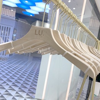 【全場客製化】【衣架】服裝店實木衣架 原木本色 無油漆 高檔 厚款 金鉤 木質衣撐褲掛訂製logo