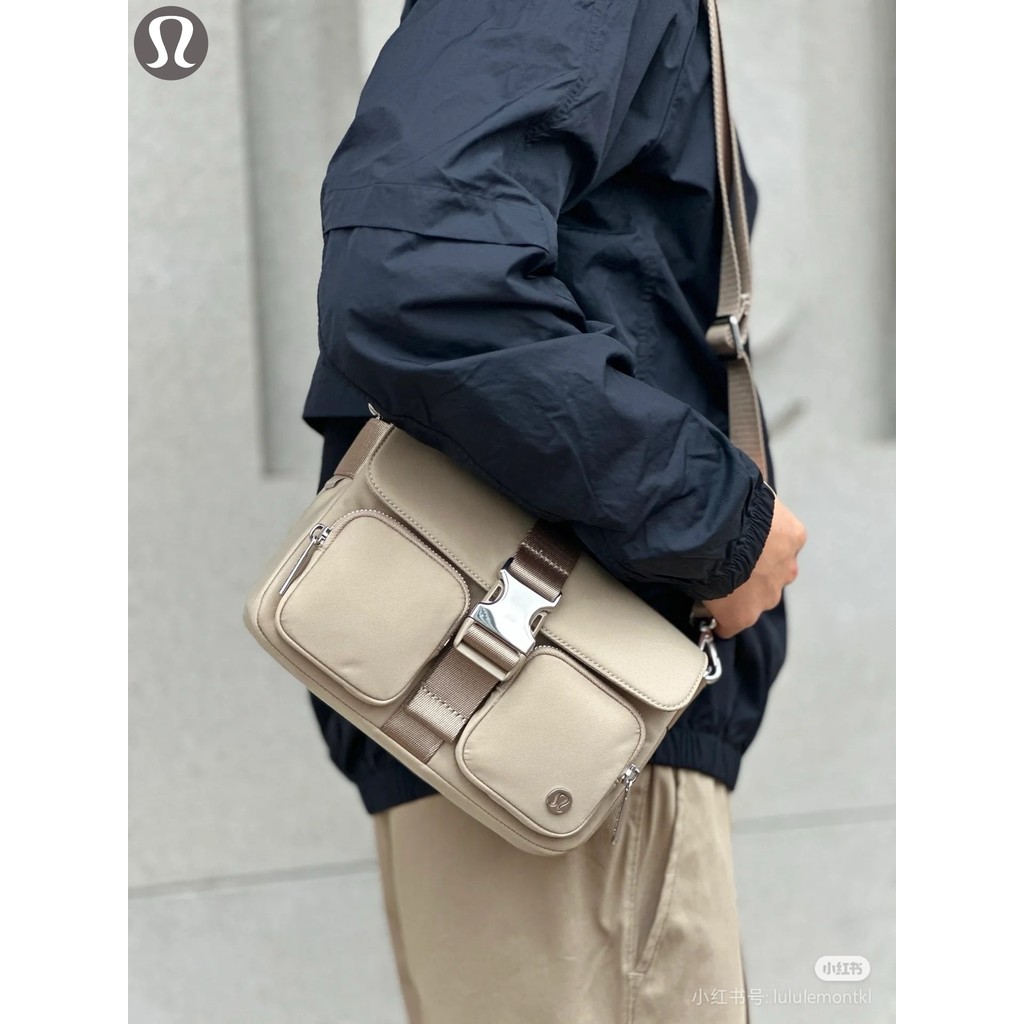 Wunderlust 女士多口袋設計斜挎包 lululemon LW9FKSS