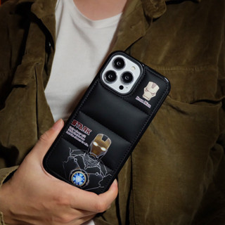 棉絨羽絨服鋼鐵俠手機殻適用於iPhone 16 15 14 12 11 13 Pro Max防震套