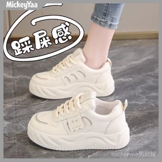 【 mickeyyaa服飾舘】踩屎感厚底闆鞋女2025新款鞦季皮麵透氣小白鞋輕便運動學生休閒鞋