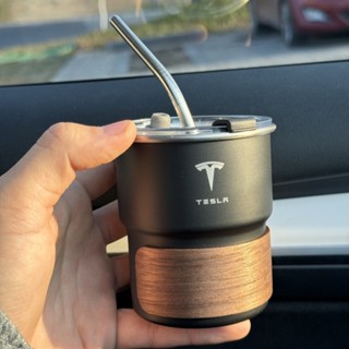 特斯拉/蔚來同款LOGO不鏽鋼吸管咖啡杯（304內膽+胡桃木託） 300ml車載神器｜黑金質感｜一鍵開蓋防漏設計