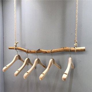 服裝店樹枝衣架 原木簡約展示架 吊頂懸掛架 晾衣杆 麻繩吊掛女裝貨架 弔頂懸掛架 服裝弔架 天然去皮木棍櫥窗展示衣架