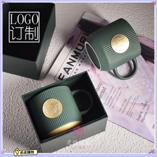 客製化 【馬克杯】 大馬克杯 杯子 高桌銅牌杯 logo 咖啡杯 浮雕陶瓷水杯 銅章杯 情侶馬克杯子 禮盒裝 虎虎購物