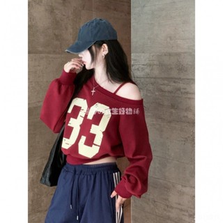 韓女上衣🖤 美式辣妹數字印花斜肩吊帶上衣女 秋季2024年寬鬆時尚百搭短款衛衣 斜肩長袖上衣 純欲露肩上衣 外搭T恤