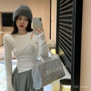 P3-【限時特賣】 長袖上衣 長袖T恤 辣妹上衣 女生上衣 早秋季不規則鏤空設計感上衣高階感辣妹白色長袖T恤短款打底衫女