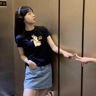 愛依依 短袖T恤 印花上衣 圓領上衣S-2XL夏季美式復古設計感減齡別緻修身上衣-4487.