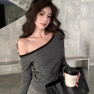 胖胖美依 上衣 長袖T卹 短款 性感上衣 S-2XL新款條紋斜肩長袖T卹緊身內搭甜辣妹純欲風修身露肩上衣-2437.