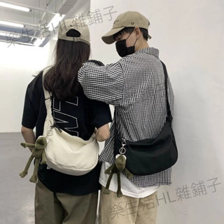帆布弧形肩揹包 側揹包 胸包 斜挎包 流浪包 半月包 郵差包 休閒單肩包 男士帆布單肩包 女生郵差包 百搭揹包 帆布包