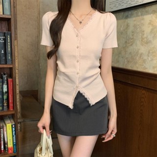 【HOT 本舖】 夏季韓版v領蕾絲邊單排珍珠扣氣質開叉針織衫短袖上衣女