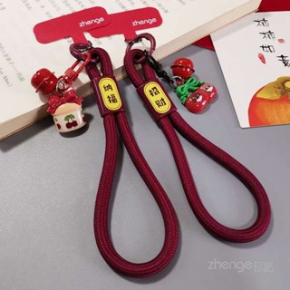 手機墊片掛繩 手機墊片 手機掛繩短版手腕帶子ins時尚招財鈴鐺吊墜手工編織吊飾酒紅色可愛女生戶外防丟防盜手繩夾片式手機殼