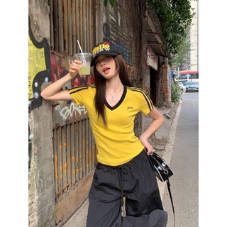 💖臺灣出貨💖 韓版短袖上衣 純棉t恤 黃色V領條紋正肩短袖t恤女 2025夏季新款美式修身短版上衣 氣質收腰辣妹上衣