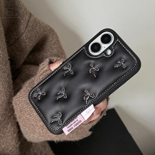甜酷暗黑風壓紋刺繡蝴蝶結 適用iPhone 16 15 14 13 Pro Max i15 i16 16pro 手機殼