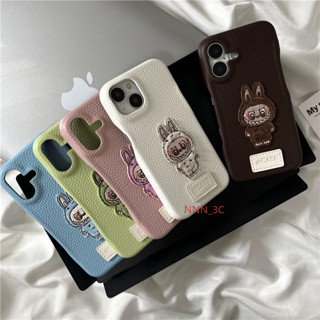拉布布刺繡貼荔枝皮手機殼 labubu手機殼 蘋果16Pro手機殼 iPhone15 14 13 12 保護殼 不包按鍵
