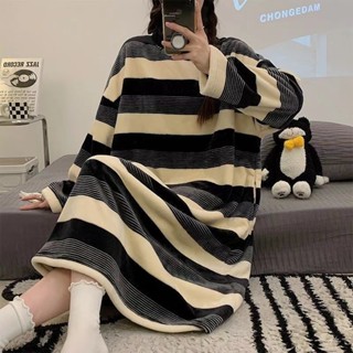 刷毛寬鬆過膝加厚法蘭絨家居服[D1218]珊瑚絨睡裙女秋冬韓版可愛大白鵝條紋胖mm長款保暖加厚法蘭絨睡衣