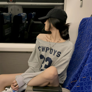 美式復古字母印花斜肩大學T女秋季設計感辣妹休閒寬鬆長袖露肩上衣